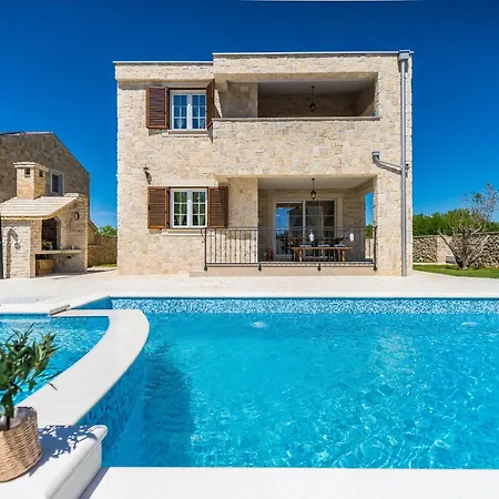 Rea 1 With Heated Pool Vila