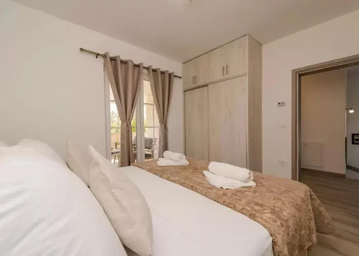 Rea 1 With Heated Pool