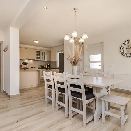 Villa Rea 1 With Heated Pool