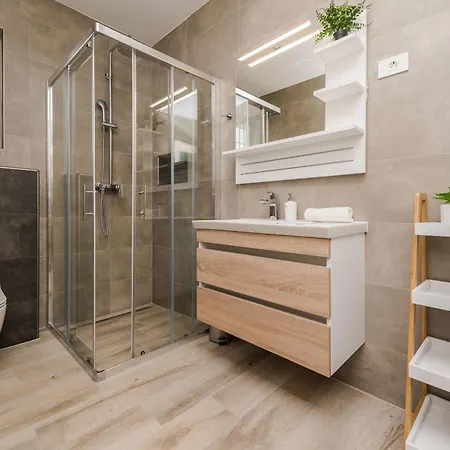 Rea 1 With Heated Pool